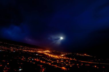 Fırtına dramatik gece görünümünden Tenerife