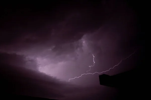 Vue nuageuse profonde de la tempête avec flash — Photo