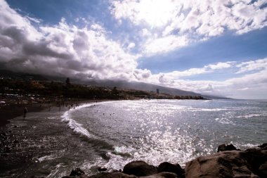 büyük plaj manzarası ile bulutlar