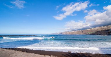 Deniz kıyısında sona kadar plaj manzarası