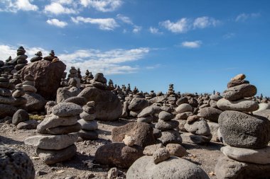 Tenerife taşlar ile sanat görmek ilginç