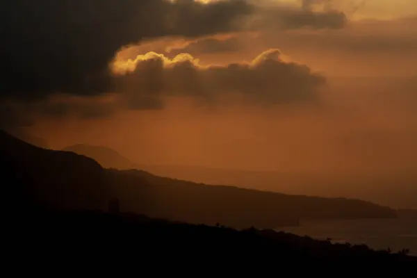 Красочный закат над Тенерифе за облаками — стоковое фото
