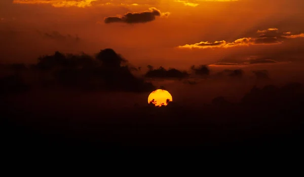 Farbenfroher Sonnenuntergang im Meer hinter Wolken — Stockfoto