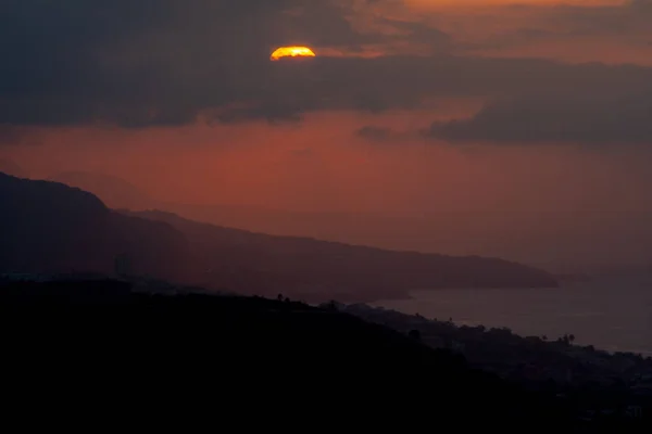 Západ slunce nad hory do tenerife za mraky — Stock fotografie