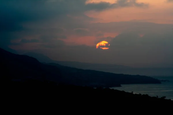 Západ slunce nad hory do tenerife za mraky — Stock fotografie