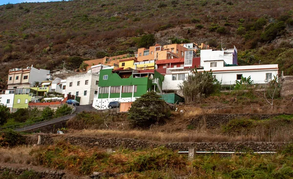 Tipico villaggio di Tenerife colorato sulla montagna — Foto Stock
