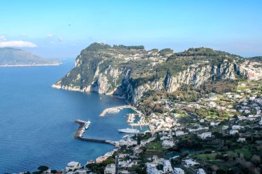 Capri limanının büyük manzarası