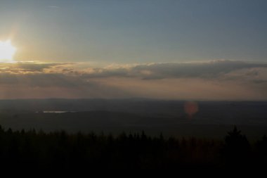 Bavyera orman üzerinde Far görünümü