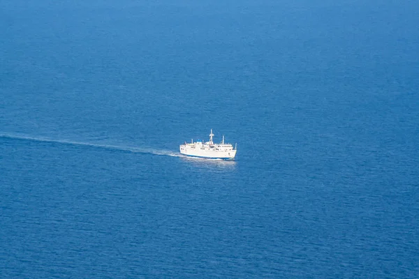 바다의 큰 보트 뷰 — 스톡 사진