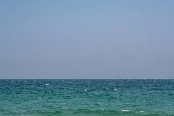 Vista da praia sobre o mar de barcelona — Fotografia de Stock