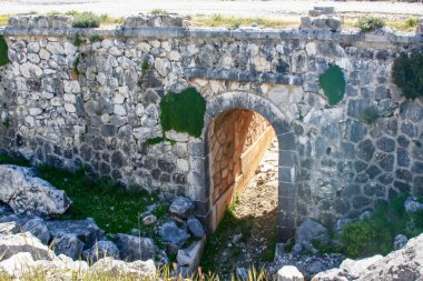 Sierra Nevada 'nın ortasında eski alt geçit