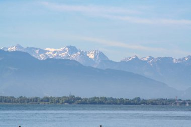 Constance Almanya Gölü üzerinde dağ manzarası