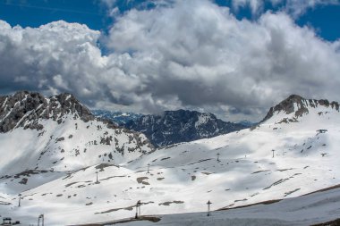 Zugspitze Almanya zirvesine görünümünden kar