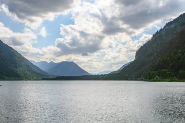 göle Dağların üzerinden bulutlu görünüm