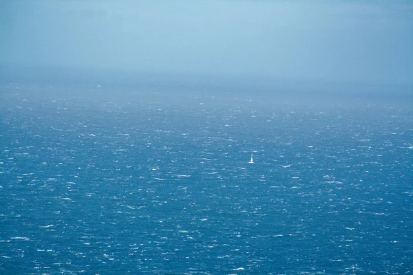 Velero solitario en el mar — Foto de Stock