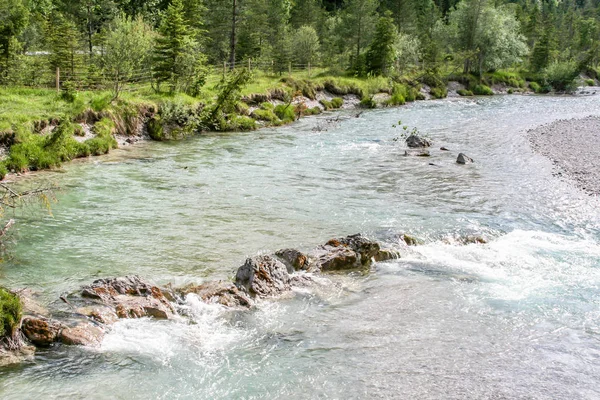 Primer plano de un río que fluye —  Fotos de Stock