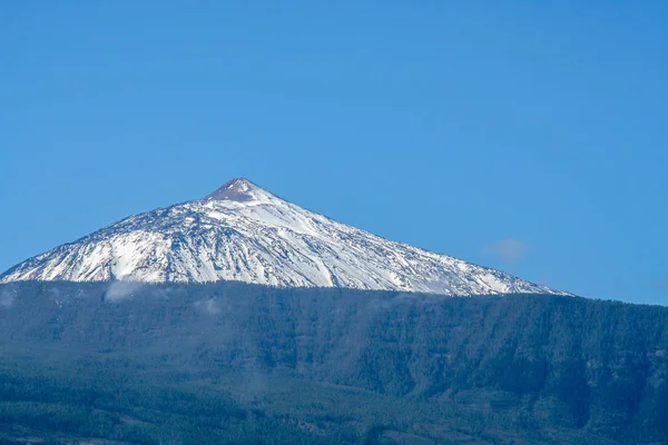 Gran vista de la nieve cubierta pico del teide en tenerife —  Fotos de Stock