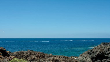 Deniz kıyısına yakın üzerinde su kayağı