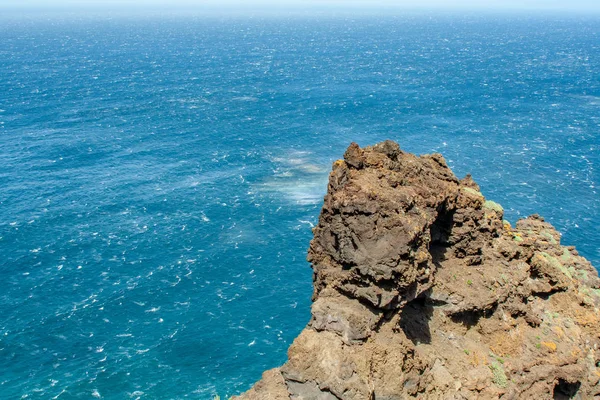 Ondulante mar con rocas y vientos de agua de colores —  Fotos de Stock