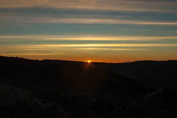 Grande nascer do sol visto da montanha — Fotografia de Stock