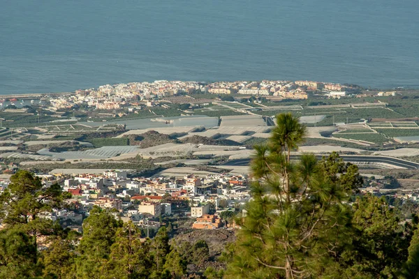 Vue typique de la montagne au port maritime — Photo