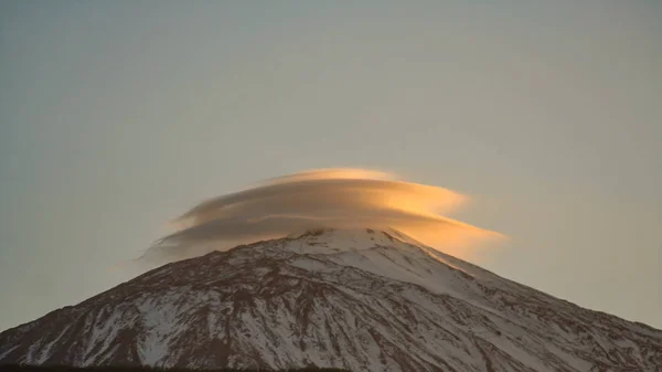 Extraordinaria formación de nubes sobre la montaña —  Fotos de Stock