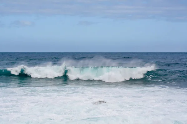 Grote crashen golven op de kust van de rots — Stockfoto