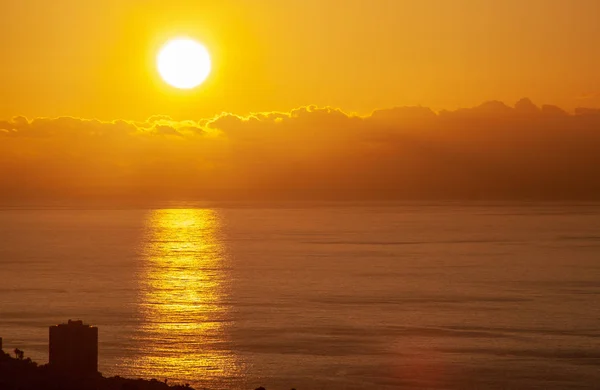Západu slunce u moře s mraky — Stock fotografie