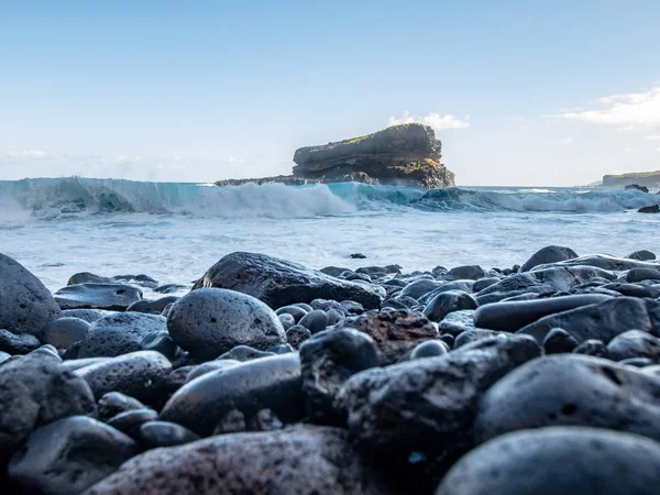 Vue profonde de la plage de pierre à la roche dans la mer — Photo