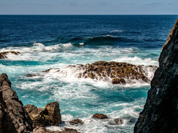 Fantastisch uitzicht vanaf de rots in de zee — Stockfoto