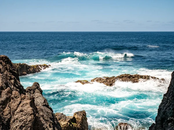 Fantastica vista dalla roccia nel mare — Foto Stock