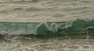 Deniz üzerinde büyük dalga görünümü