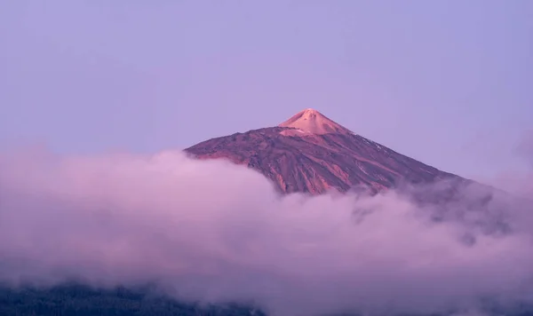 Espectacular vista a la montaña con nubes —  Fotos de Stock