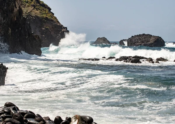 Potenti onde si infrangono sulle rocce nel mare — Foto Stock