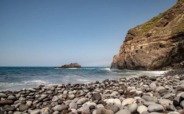 Wide view from the pebble beach over the sea to the coast — Stock Photo, Image