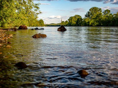 taşlı bir nehir kıyısı üzerinde uzak görünümü