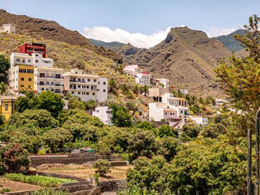 dağa bir köy üzerinde sahilden tipik görünümü