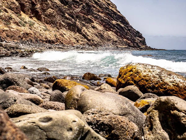 Diep uitzicht over het rotsachtige strand met inkomende Golf — Stockfoto