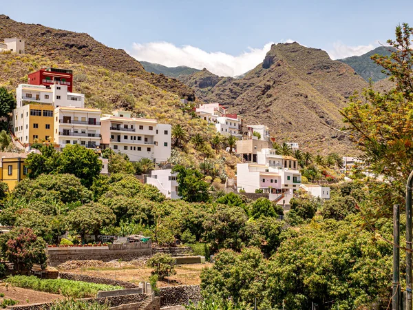 dağa bir köy üzerinde sahilden tipik görünümü