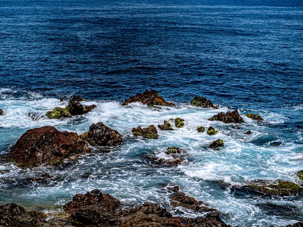 Das Rauschen des Atlantiks über Felsen der Zeit — Stockfoto