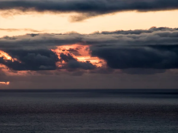 Fantastické dynamické bouřkové mraky při západu slunce — Stock fotografie