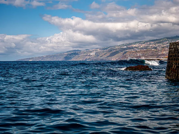 テネリフェ島の海岸の波と広い眺め — ストック写真