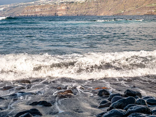 Diep uitzicht over de Atlantische Oceaan met de kust op de achtergrond — Stockfoto