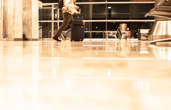 View into the airport hall with rushing passengers — Stock Photo, Image