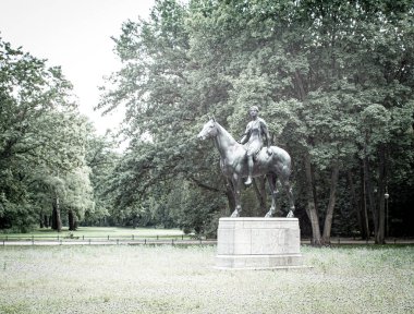 Büyük parkta Louis Tuaillon tarafından Binicilik heykeli 