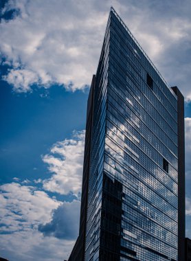 modern tasarım ilginç cam bina