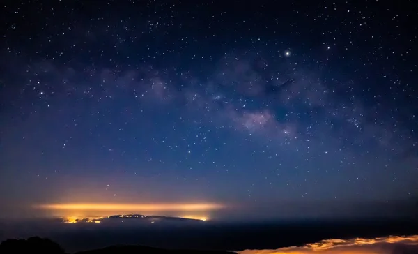 Fantástico tiro da Via Láctea sobre uma ilha iluminada — Fotografia de Stock
