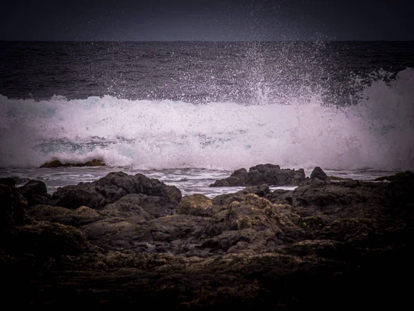 海浪游戏中熔岩岩的深视图 — 图库照片