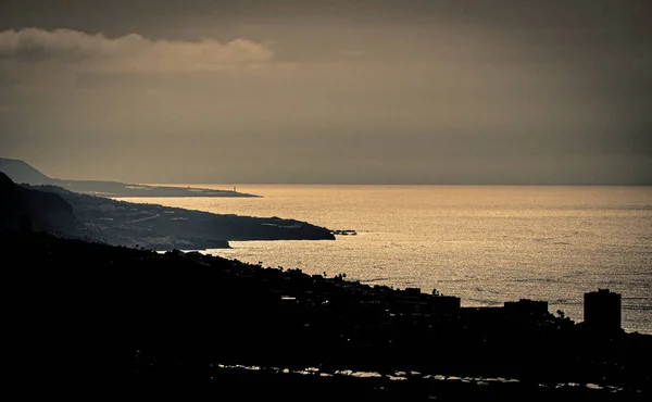 Nádherný západ slunce na mořském pobřeží v Atlantickém oceánu — Stock fotografie