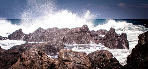 波のゲームで溶岩岩の深い眺め — ストック写真